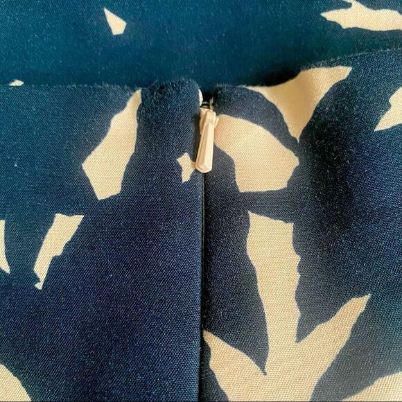 Ann Taylor Palm Leaf Floral Pencil Skirt Size 4 - Picture 4 of 8